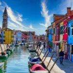 Vista panoramica di un incantevole borgo italiano immerso nella natura, ideale per viaggi lenti e romantici.