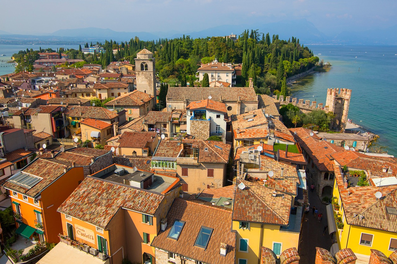 Panorama di un pittoresco paese veneto, con case colorate e paesaggi incantevoli.