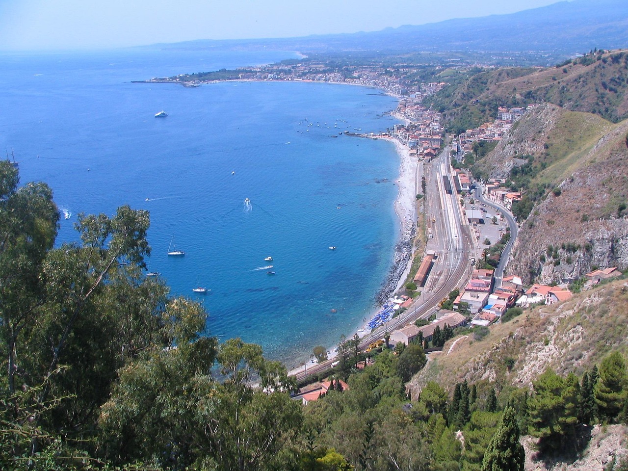 Spiaggia di sabbia bianca nel paesino siciliano, ideale per le vacanze estive.