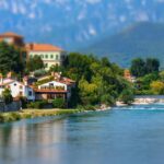 Lago di Caldonazzo, acque cristalline e sfondo montano, perfetto per nuotare e godere del sole.