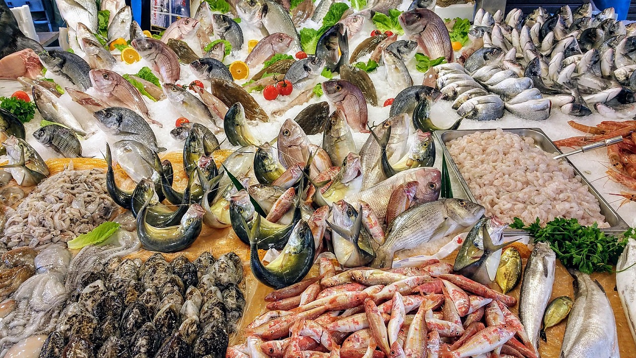 Mercato del pesce a Catania, Sicilia: bancarelle colorate e pesce fresco in un'atmosfera vivace.