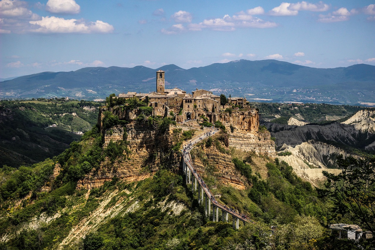 Borgo marchigiano panoramico, con stradine acciottolate e case in pietra, meta di turisti affascinati.