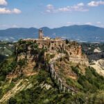 Panorama di Civita di Bagnoregio, il borgo antico noto per la sua bellezza e vulnerabilità.