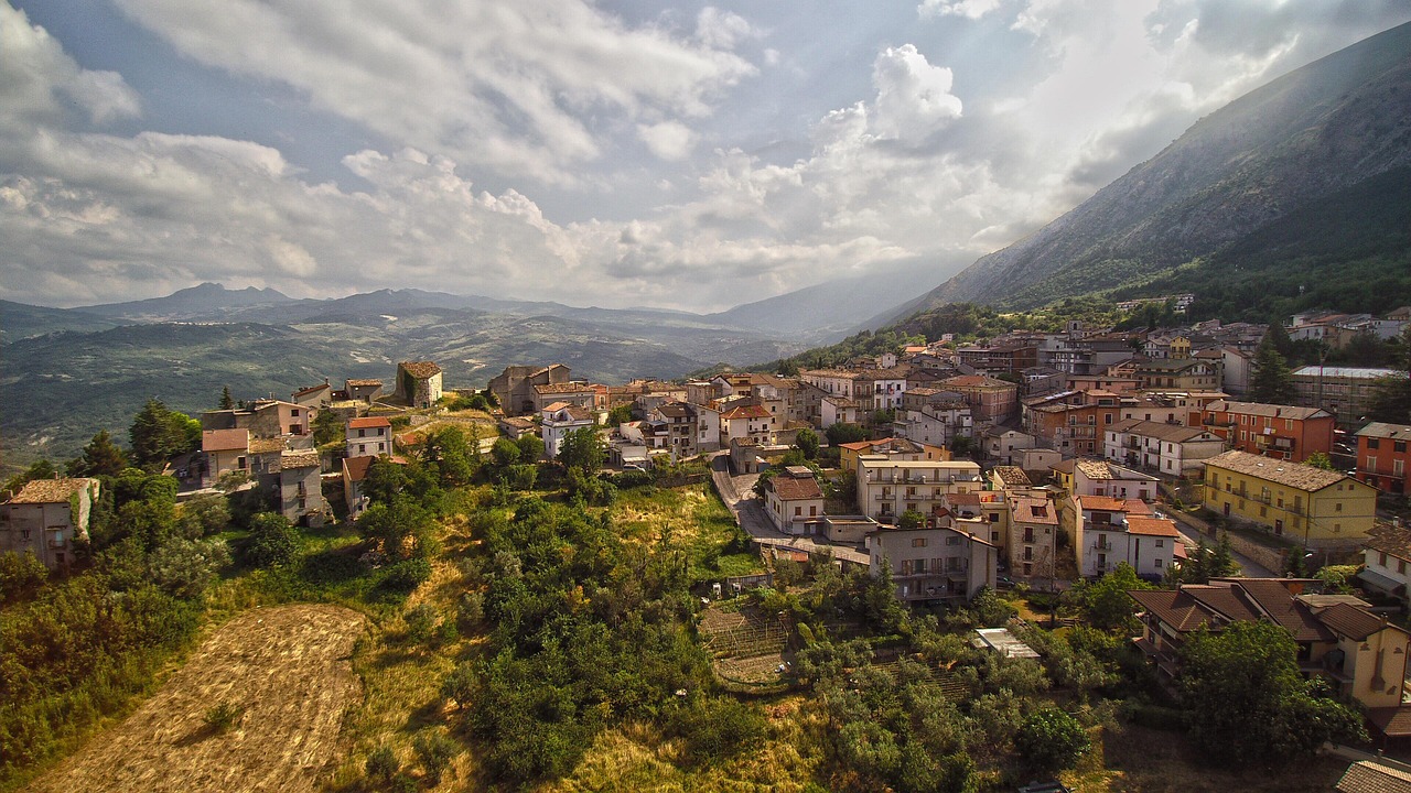 Vista panoramica del borgo ristrutturato, affollato da turisti che esplorano le stradine caratteristiche.