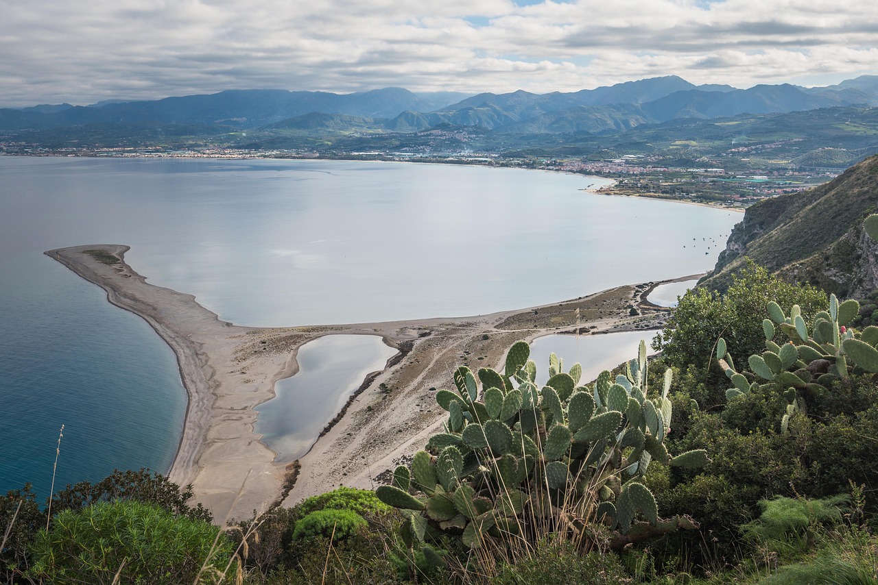 Spiaggia del Cilento con acqua cristallina e sabbia dorata, ideale per una visita nel 2025.