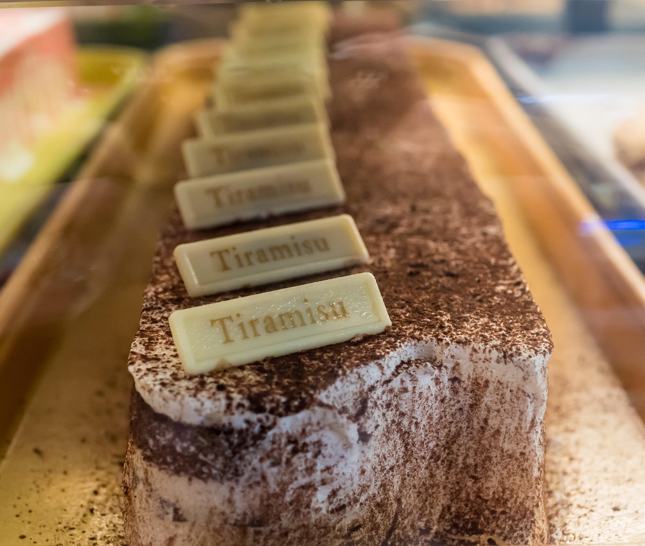 Borgo veneto con ristoranti che servono tiramisù, meta di visitatori da tutta Italia.