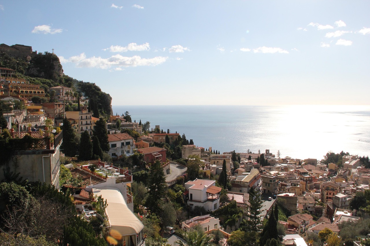 Vista panoramica mozzafiato sulla costa italiana, con il mare blu e il cielo sereno.