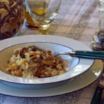 Risotto ai funghi servito in un ristorante veneto, piatto tipico amato dai turisti.