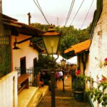 Borgo tranquillo con stradine acciottolate e assenza di segnali cellulari per un'esperienza di digital detox.