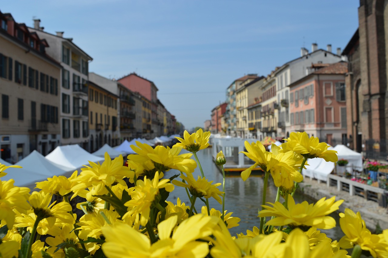 Festival dei fiori nel villaggio ligure, con decorazioni floreali e visitatori entusiasti.