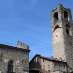 Veduta del castello di Fenis, imponente maniero medievale della Valle d'Aosta, circondato da paesaggi naturali.