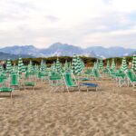 Spiaggia italiana premiata, con sabbia dorata e acque cristalline, in un giorno di sole.