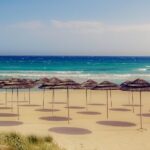Spiaggia di Cipro con sabbia bianca e acque cristalline, ideale per una giornata di relax al sole.