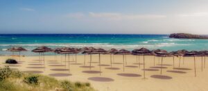 Spiaggia di Cipro con sabbia bianca e acque cristalline, ideale per una giornata di relax al sole.
