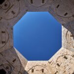 Castello di Castel del Monte, vista panoramica della sua particolare forma ottagonale e architettura storica.