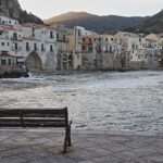 Pesce fresco servito in un ristorante di un paese costiero, con vista sul mare.