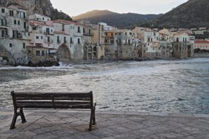 Pesce fresco servito in un ristorante di un paese costiero, con vista sul mare.