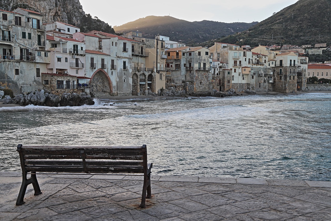 Pesce fresco servito in un ristorante di un paese costiero, con vista sul mare.