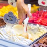 Gelato artigianale servito in un cono nel pittoresco borgo veneto.