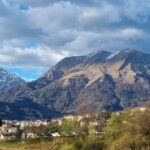 Veduta panoramica del Monte Bianco, la montagna più alta d'Italia, con alpinisti in azione.